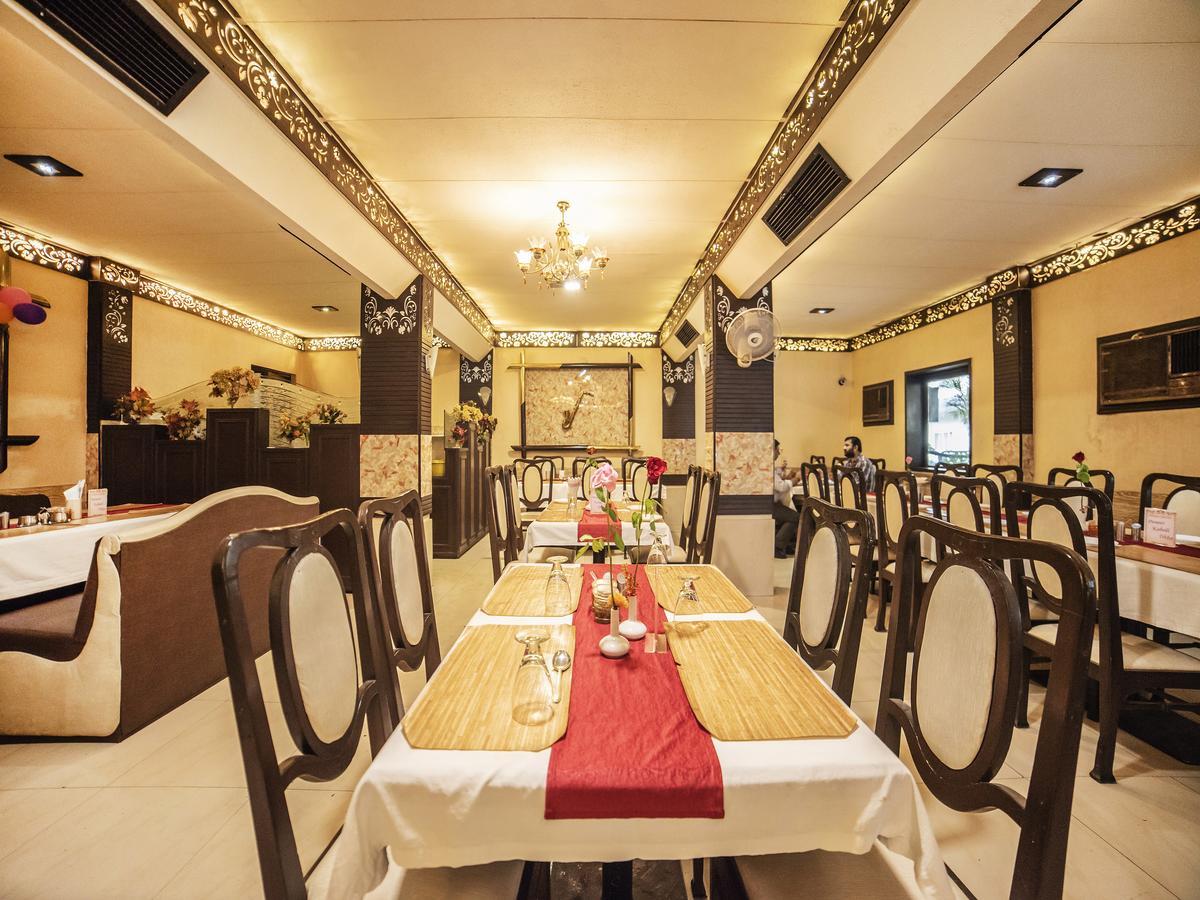 FabHotel Santoor Geeta Bhawan Square Indore Bagian luar foto